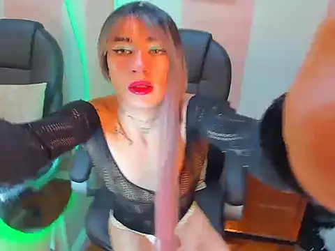 Mila Leon online show from 11.13.25