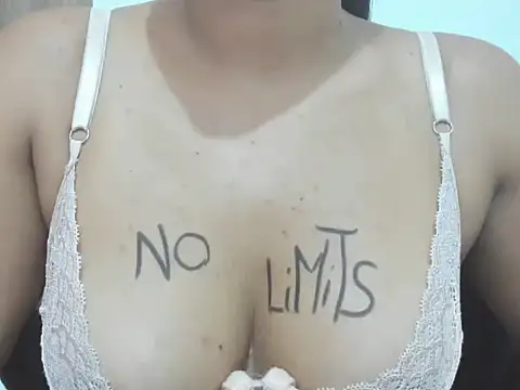 Valentinahot7 online show from 10.22.25