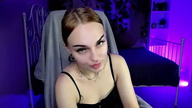 Snapshot of emlymur chatting on 10.17.25 emlymur online show from 10.17.25