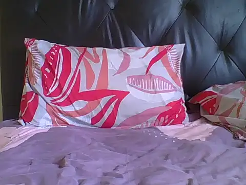 Snapshot of carrie_tee chatting on 10.27.25 carrie tee online show from 10.27.25