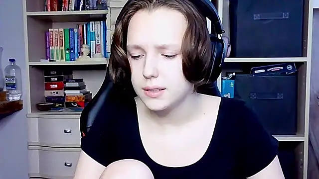 Snapshot of Diana-back chatting on 10.13.25 Diana-back online show from 10.13.25