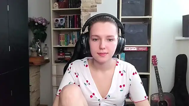 Snapshot of Diana-back chatting on 10.30.25 Diana-back online show from 10.30.25