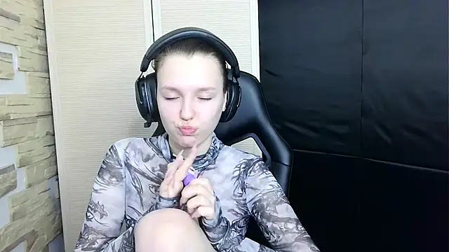 Snapshot of Diana-back chatting on 11.12.25 Diana-back online show from 11.12.25