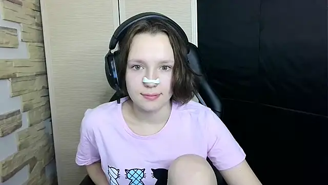 Snapshot of Diana-back chatting on 11.13.25 Diana-back online show from 11.13.25