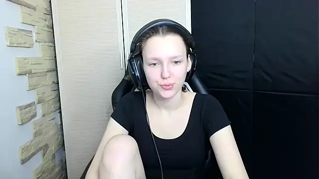 Snapshot of Diana-back chatting on 11.19.25 Diana-back online show from 11.19.25