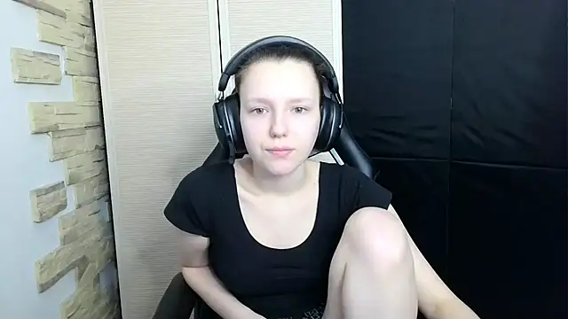 Snapshot of Diana-back chatting on 11.20.25 Diana-back online show from 11.20.25