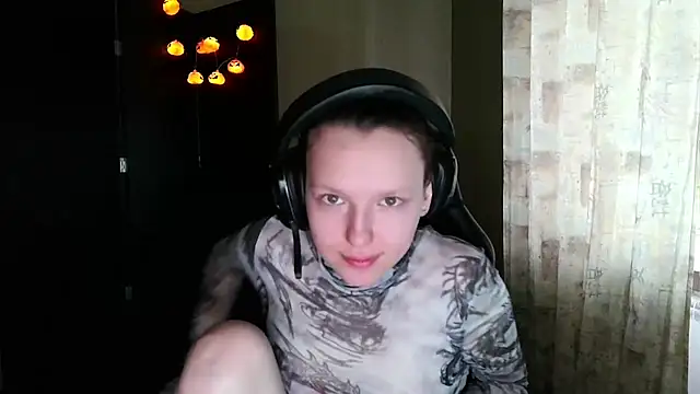 Snapshot of Diana-back chatting on 12.14.25 Diana-back online show from 12.14.25