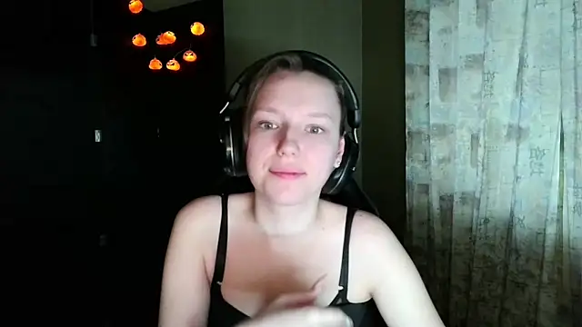 Snapshot of Diana-back chatting on 12.19.25 Diana-back online show from 12.19.25