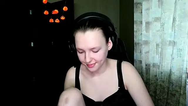 Snapshot of Diana-back chatting on 12.20.25 Diana-back online show from 12.20.25