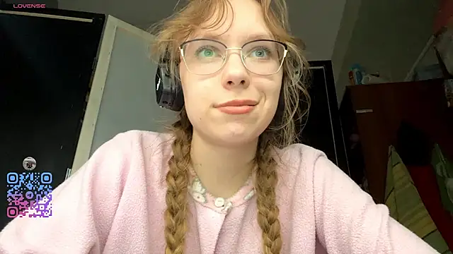 Snapshot of ArielleBiernacki chatting on 10.07.25 ArielleBiernacki online show from 10.07.25