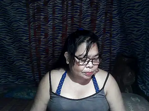 Snapshot of cris_tita chatting on 02.14.26 cris tita online show from 02.14.26