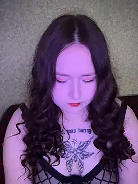 Snapshot of BambiGlow chatting on 10.04.25 BambiGlow online show from 10.04.25