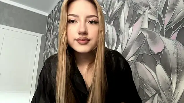 Snapshot of HollyCroker chatting on 11.21.25 HollyCroker online show from 11.21.25