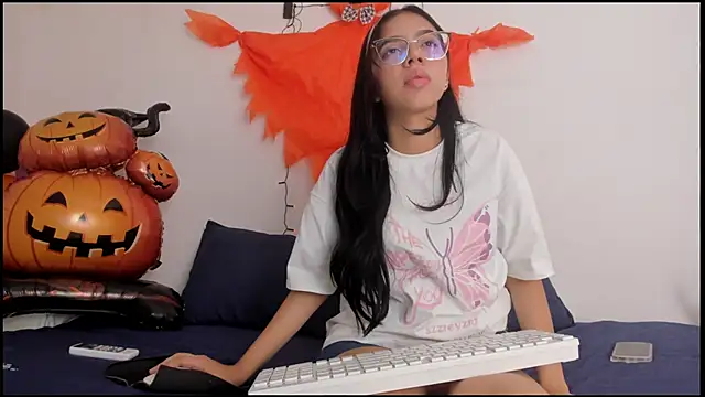 Ainoa Pink online show from 10.17.25