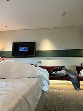 Snapshot of HenryLee1983-cums chatting on 10.08.25 HenryLee1983-cums online show from 10.08.25