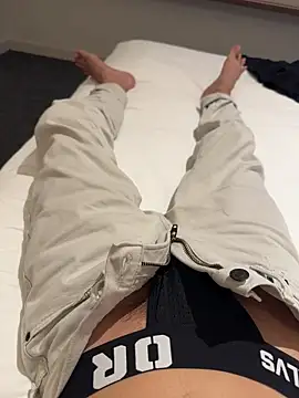 Snapshot of HenryLee1983-cums chatting on 11.26.25 HenryLee1983-cums online show from 11.26.25