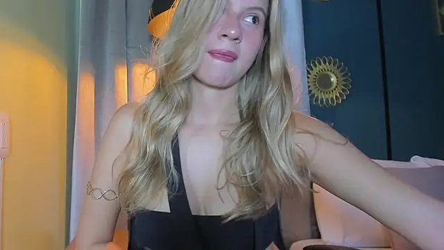 Snapshot of mia_curry chatting on 02.27.26 mia curry online show from 02.27.26