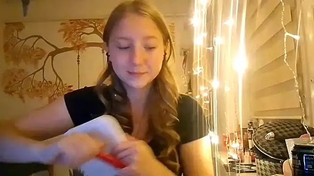 Snapshot of CarynFlaryn chatting on 10.11.25 CarynFlaryn online show from 10.11.25