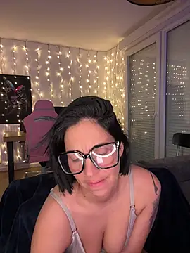 LaPetiteKim online show from 02.15.26