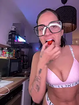 LaPetiteKim online show from 04.15.26