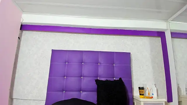 LeaMoreau22 online show from 10.21.25