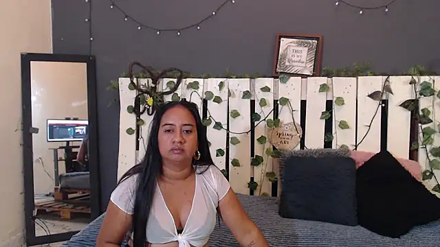 Snapshot of LIA_ROJAS chatting on 10.13.25 LIA ROJAS online show from 10.13.25