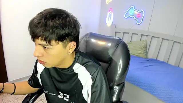 StiwenTwink online show from 11.21.25