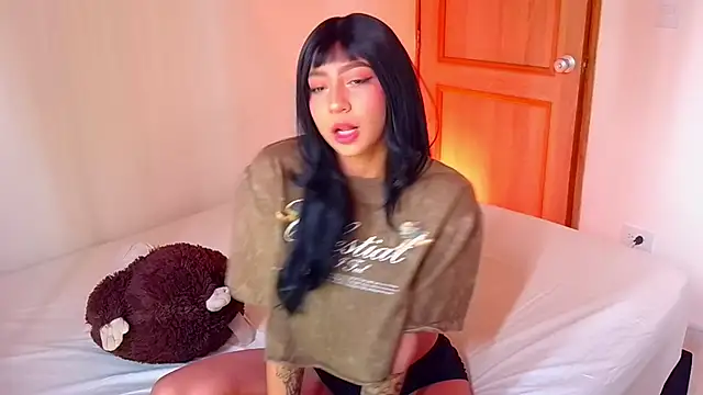 Snapshot of emma_web_ chatting on 10.23.25 emma web online show from 10.23.25