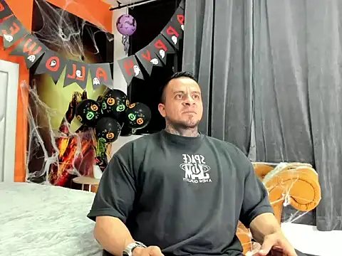 Snapshot of ZEUS-KING chatting on 10.18.25 ZEUS-KING online show from 10.18.25