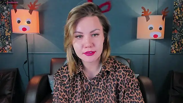 Snapshot of AriaEven chatting on 12.23.25 AriaEven online show from 12.23.25