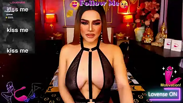 Snapshot of BombshellMARIA chatting on 10.16.25 BombshellMARIA online show from 10.16.25