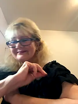 Snapshot of BoloshkaBlonda chatting on 10.17.25 BoloshkaBlonda online show from 10.17.25