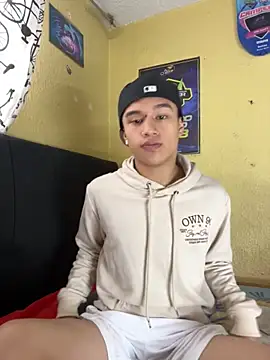Snapshot of lyan_t2 chatting on 10.17.25 lyan t2 online show from 10.17.25