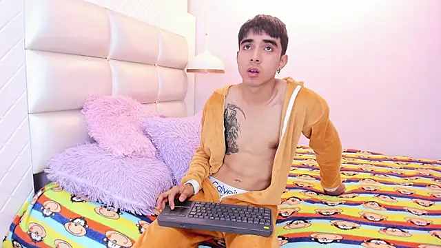 Hottie Guy online show from 10.08.25