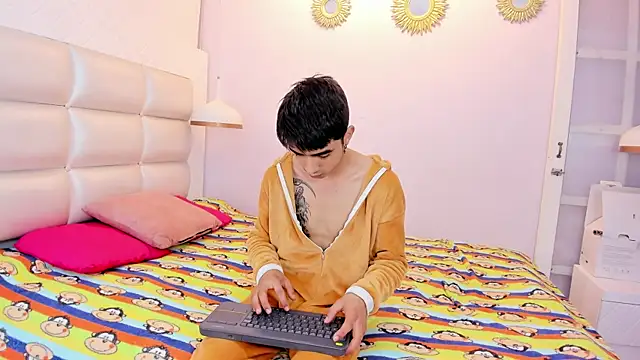 Hottie Guy online show from 10.10.25