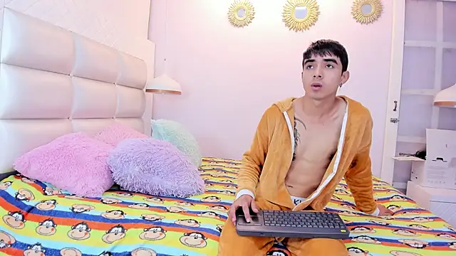 Hottie Guy online show from 10.14.25