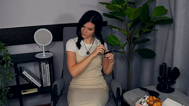 Snapshot of BettieBourque chatting on 10.03.25 BettieBourque online show from 10.03.25