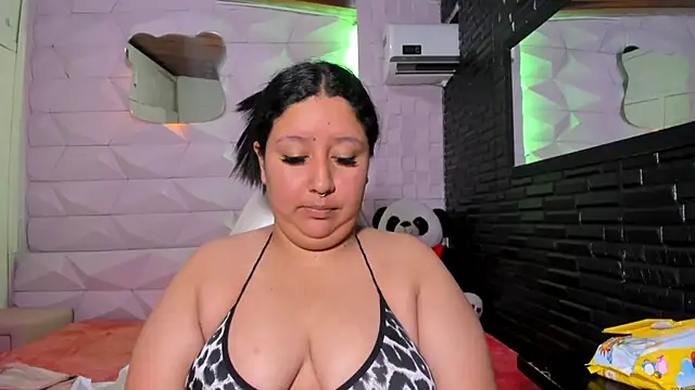 DulcineaSaenz online show from 10.04.25