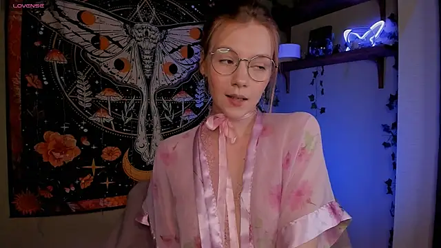 Snapshot of lyra_thenymph chatting on 10.18.25 lyra thenymph online show from 10.18.25