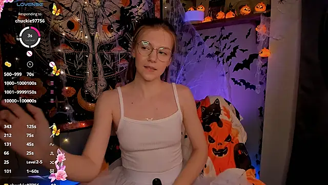 Snapshot of lyra_thenymph chatting on 10.24.25 lyra thenymph online show from 10.24.25