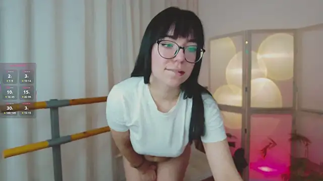 Snapshot of Avelyne_ chatting on 11.10.25 Avelyne online show from 11.10.25