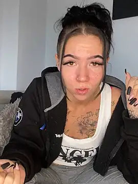 Snapshot of YoungZoexx chatting on 10.28.25 YoungZoexx online show from 10.28.25