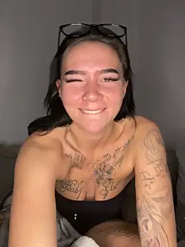 Snapshot of YoungZoexx chatting on 11.04.25 YoungZoexx online show from 11.04.25