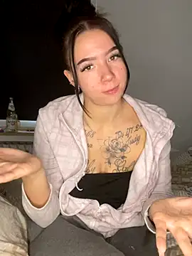 Snapshot of YoungZoexx chatting on 12.02.25 YoungZoexx online show from 12.02.25