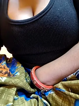 Snapshot of Loveishq1 chatting on 12.17.25 Loveishq1 online show from 12.17.25