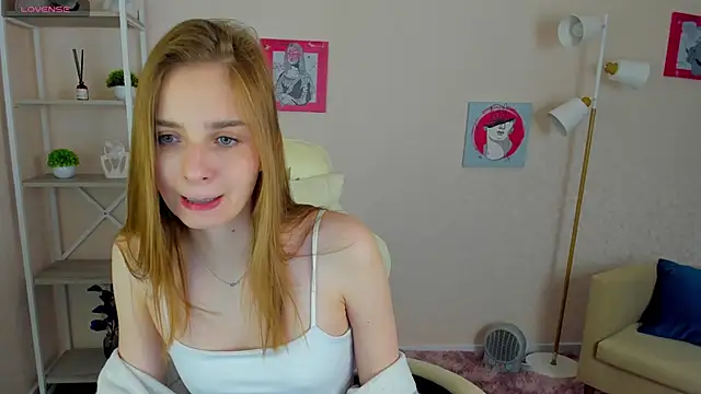 L1na Reeds online show from 10.17.25