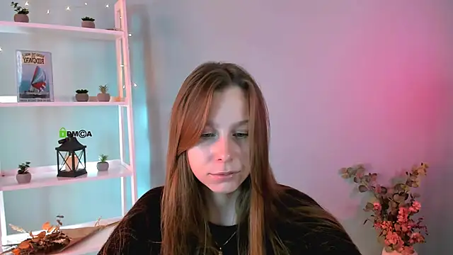 Snapshot of esme_moore_ chatting on 10.04.25 esme moore online show from 10.04.25