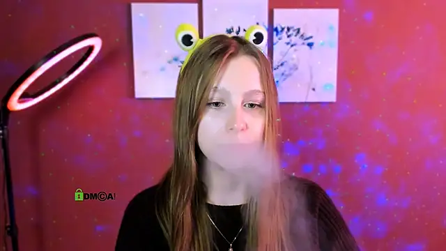 Snapshot of esme_moore_ chatting on 10.08.25 esme moore online show from 10.08.25