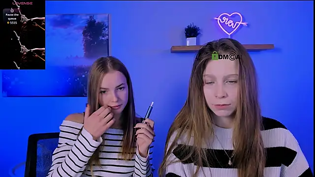 Snapshot of esme_moore_ chatting on 11.07.25 esme moore online show from 11.07.25