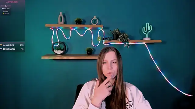 Snapshot of esme_moore_ chatting on 11.27.25 esme moore online show from 11.27.25